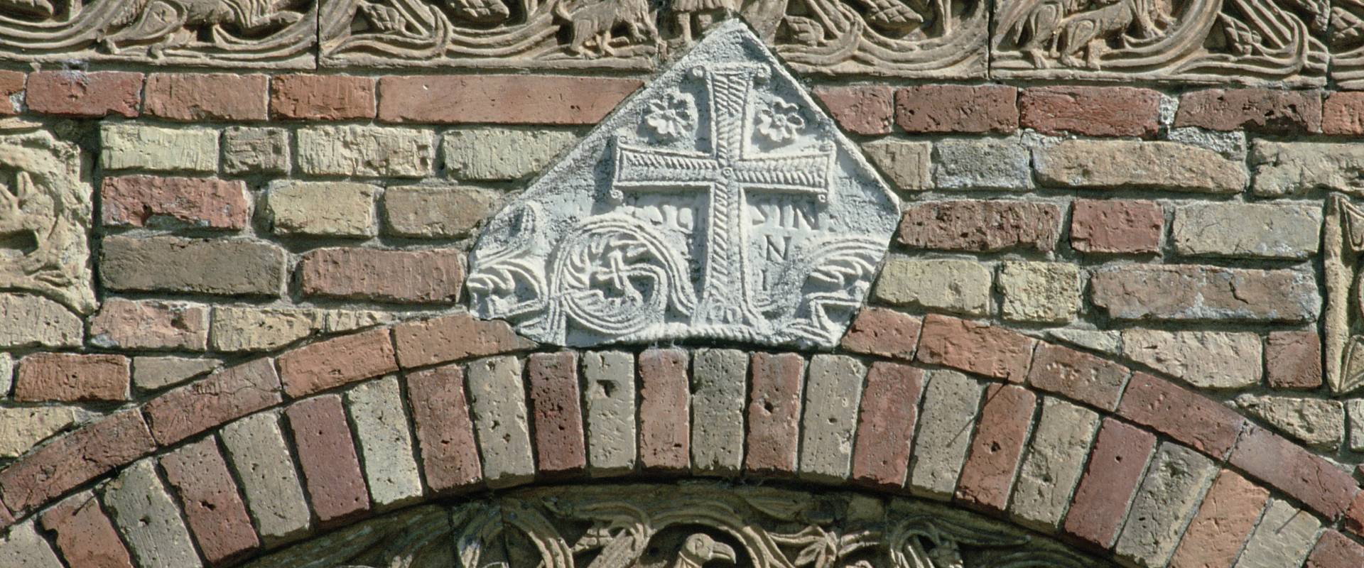 Abbazia di Pomposa. Decorazioni marmoree della facciata foto di Samaritani